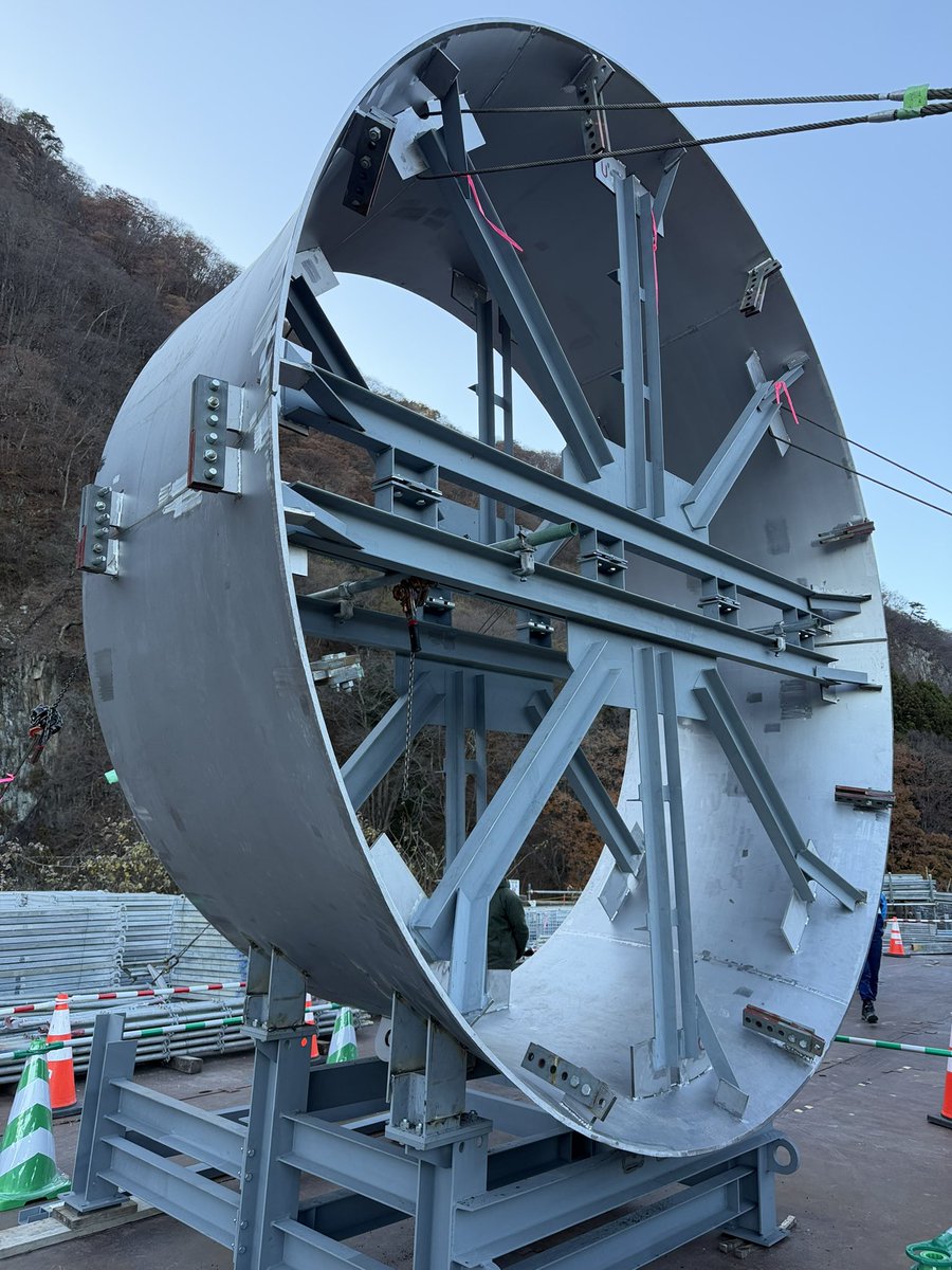 dam_app's tweet image. 第三回工事見学会に参加しました！まさか作業構台に降りられるとは！放流管据付前の状態や取り付け前のベルマウスを間近で見られたり、感動的な見学会でした😆
本日1基目、群馬県 利根川水系赤谷川 相俣ダム (重力式コンクリート/FNP)に16回目のチェックイン！ #DamApp #河堰みなも