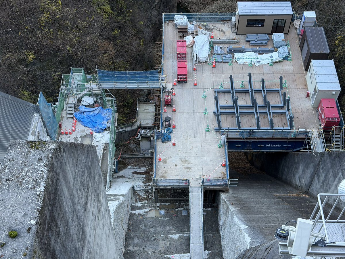 dam_app's tweet image. 第三回工事見学会に参加しました！まさか作業構台に降りられるとは！放流管据付前の状態や取り付け前のベルマウスを間近で見られたり、感動的な見学会でした😆
本日1基目、群馬県 利根川水系赤谷川 相俣ダム (重力式コンクリート/FNP)に16回目のチェックイン！ #DamApp #河堰みなも