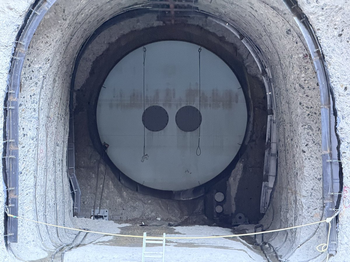 dam_app's tweet image. 第三回工事見学会に参加しました！まさか作業構台に降りられるとは！放流管据付前の状態や取り付け前のベルマウスを間近で見られたり、感動的な見学会でした😆
本日1基目、群馬県 利根川水系赤谷川 相俣ダム (重力式コンクリート/FNP)に16回目のチェックイン！ #DamApp #河堰みなも