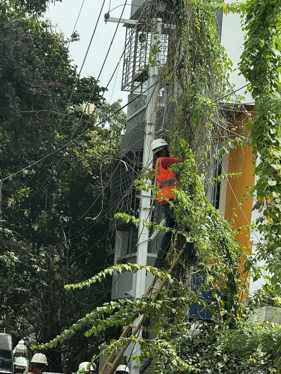 LSudininti's tweet photo. @tgspdcl @PrlsecyMAUD is this happening with your permission its an airtel fiber team using tgspdcl poles again 

your team removed many of the cables again its being placed 

its non of use then 

location : manikonda , puppalaguda shivalayam https://t.co/5lPoSeoNJy