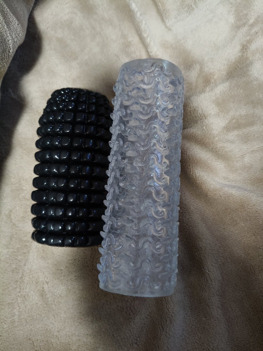 05likebear's tweet image. 右边这个手感更接近我之前超喜欢的那个😳😳左边这个是超紧的。不过得内外翻一下才能用。右边这个还没试过。右边这个属于中等硬度。但是又比较紧的。现在这种类型的不好找。大部分都是软的要死。松松垮垮的。要形容的话，图片里这些就是经常提肛的0，其他就是那种经常约的0。