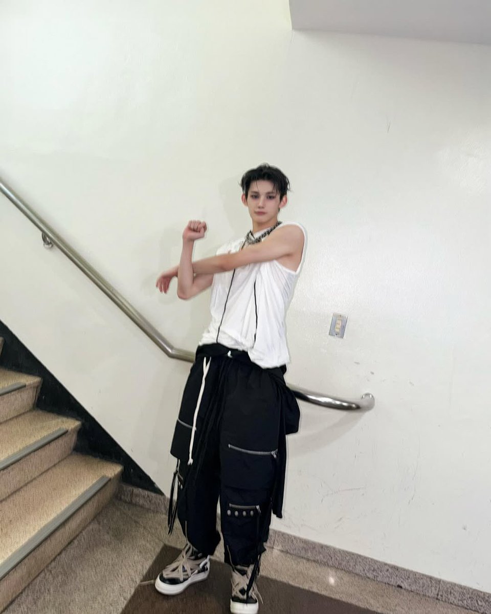 asckura's tweet image. when you’re running out of poses so you just start exercising