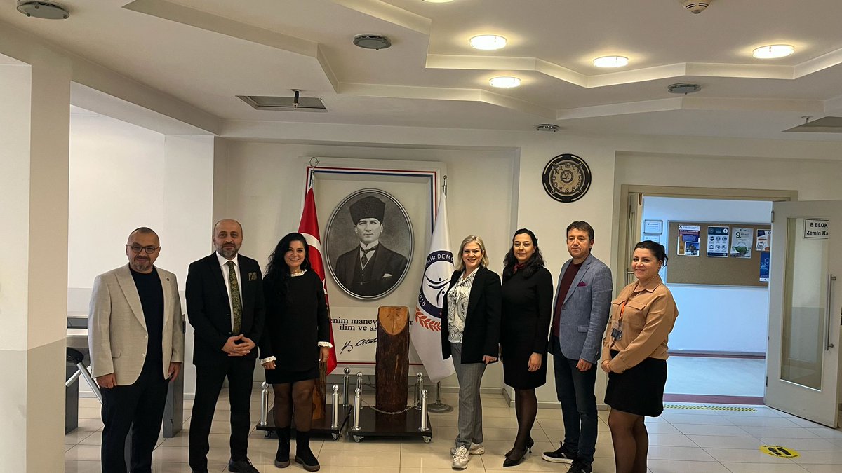 İzmir Demokrasi Üniversitesi Meslek Yüksekokulu ile İzmir Ticaret Odası ve İzmir Ticaret Borsası İkinci Protokol Yürütme Kurulu toplantısını gerçekleştirdi.
Yükseköğretim Kurulu Başkanlığı (YÖK) ile Türkiye Odalar ve Borsalar Birliği (TOBB) arasında imzalanan “Meslek