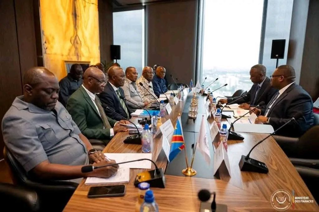 delphin_kas's tweet image. 📍 KINSHASA — Évaluation des Travaux d’Urgence après les pluies du 4 avril

Les ministres des Finances, Doudou Fwamba, et des Infrastructures, John Banza Lunda, ont tenu une séance de travail consacrée au suivi de l’exécution des Travaux d’Urgence engagés à Kinshasa après les…