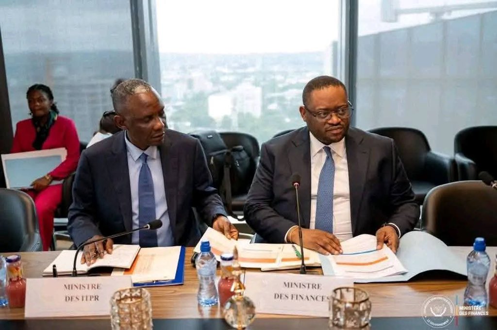 delphin_kas's tweet image. 📍 KINSHASA — Évaluation des Travaux d’Urgence après les pluies du 4 avril

Les ministres des Finances, Doudou Fwamba, et des Infrastructures, John Banza Lunda, ont tenu une séance de travail consacrée au suivi de l’exécution des Travaux d’Urgence engagés à Kinshasa après les…