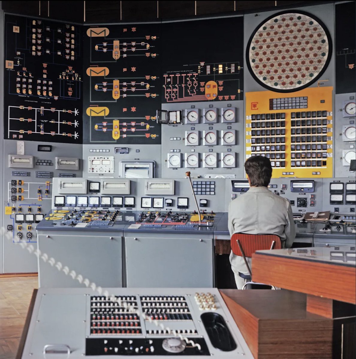 sovietvisuals's tweet image. Novovoronezh Nuclear Power Plant control room, USSR, 1972.