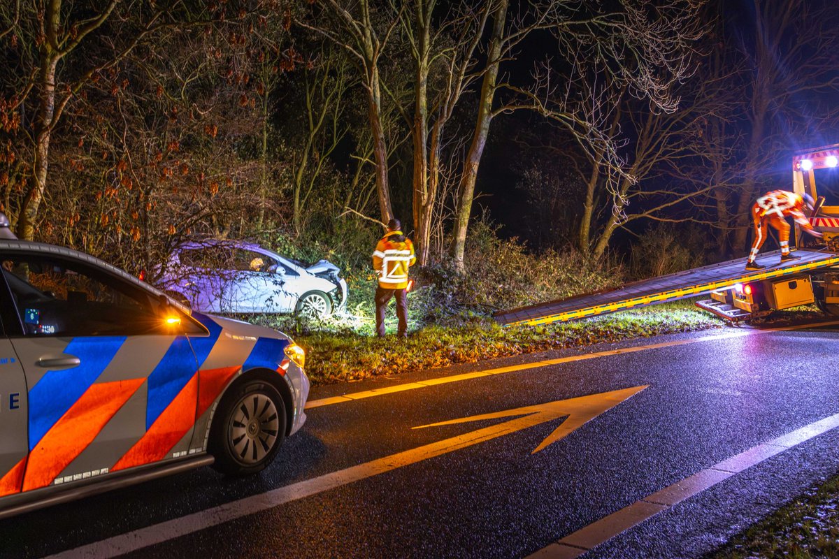 112 melding Auto belandt naast A6 bij Oldeouwer