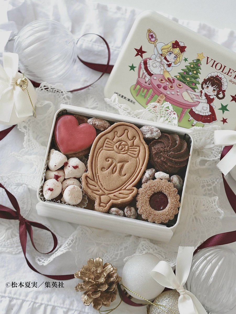 strxwberrypanic's tweet image. 「꿈빛파티시엘 x VIOLETTA」 콜라보 쿠키캔 발매

쿠키캔 일러스트는 이번 콜라보를 위한 신작 한정 디자인이고 크리스마스랑 발렌타인데이 두 시즌에 걸친 콜라보로 크리스마스 캔 정보 먼저 해금 🎅🏻🎄 스위트 왕국 스푼을 모티브로 만든 쿠키도 들어있다고 합니다 🎀🍪