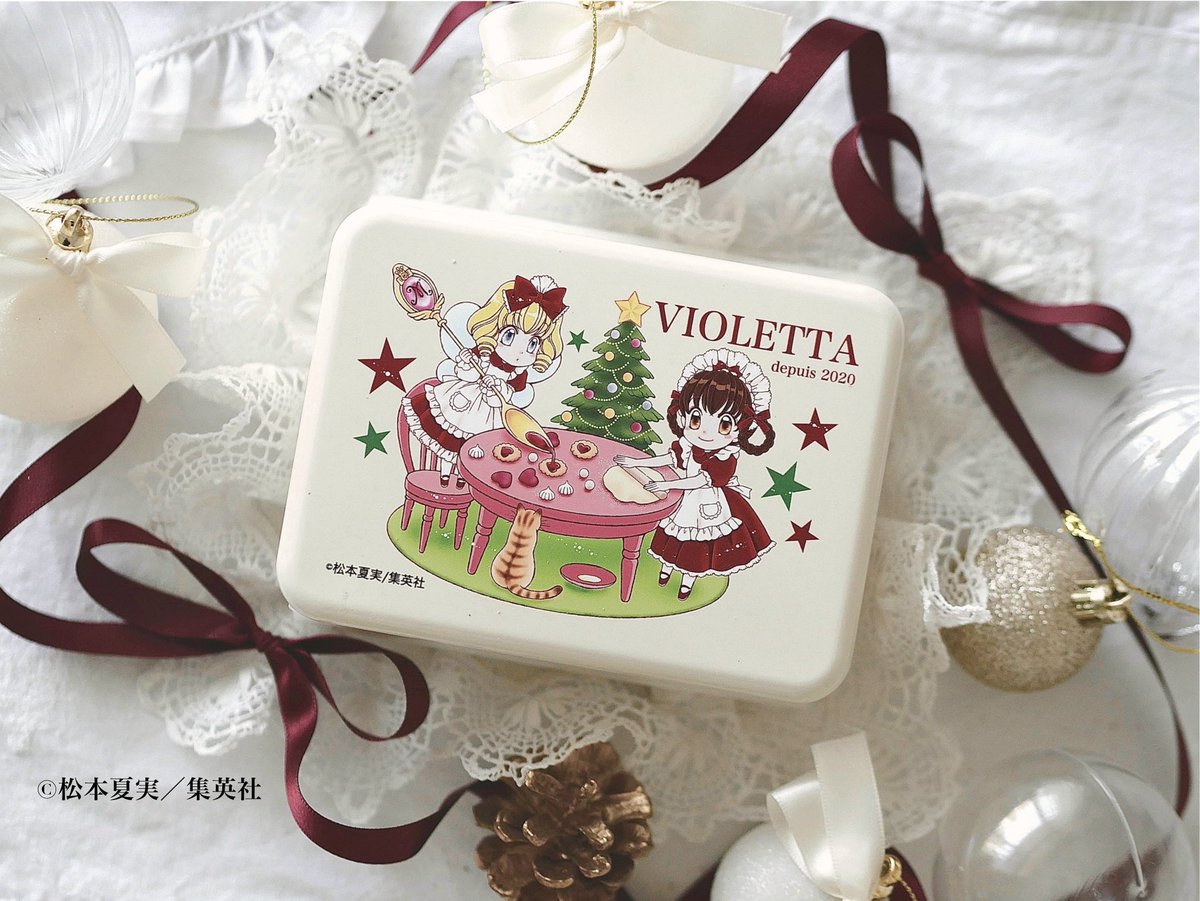 strxwberrypanic's tweet image. 「꿈빛파티시엘 x VIOLETTA」 콜라보 쿠키캔 발매

쿠키캔 일러스트는 이번 콜라보를 위한 신작 한정 디자인이고 크리스마스랑 발렌타인데이 두 시즌에 걸친 콜라보로 크리스마스 캔 정보 먼저 해금 🎅🏻🎄 스위트 왕국 스푼을 모티브로 만든 쿠키도 들어있다고 합니다 🎀🍪