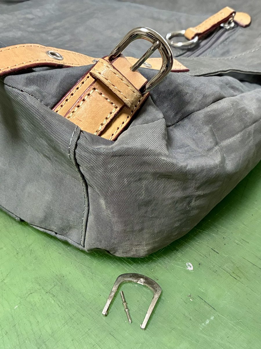 リュック紐の美錠の修理をお受けしました😊
今回は、本体から革部分を一旦バラして、新しい美錠を付け直しました。
革の裏側には補強テープを貼り、元の針穴を拾って縫い直すので、強度も増します✨
修理のご相談もお気軽にお問合せください☺️
HP: mu-koubou.jimdosite.com
#バッグ
#修理