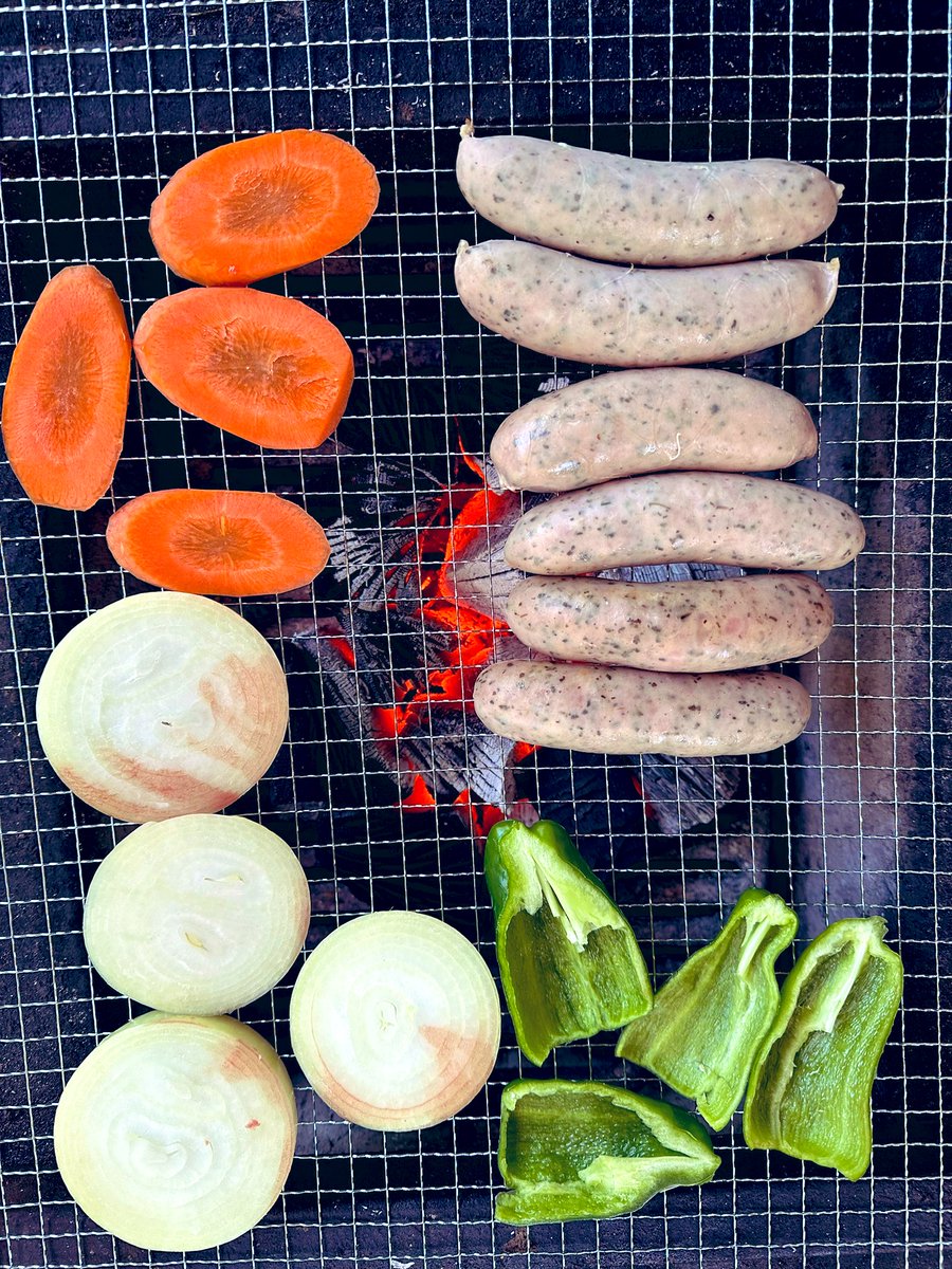Darryl_training's tweet photo. 様々な業種、年齢の方々とBBQ🍖大会

時期的に寒かったけど、楽しい時間になったし、めちゃくちゃ充実してました🙌

まず、初対面でも大半の人に筋トレの話題を振られるので、筋トレしてボディーメイクしてて良かったなー！と毎回実感するんだよね😎

BBQでもバランスよく食べるのがモットーです😋 https://t.co/WDr3r9rMe8