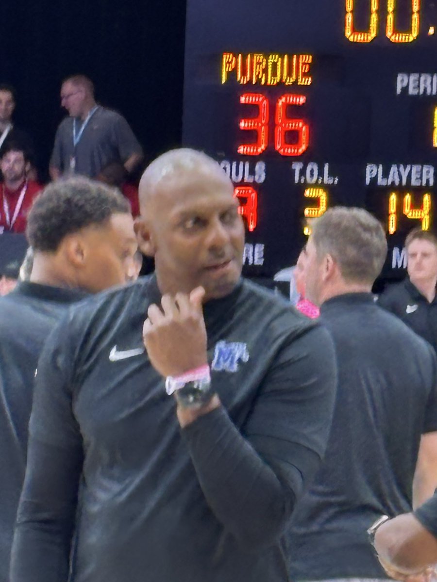 Gold Fedora Guy tweet media