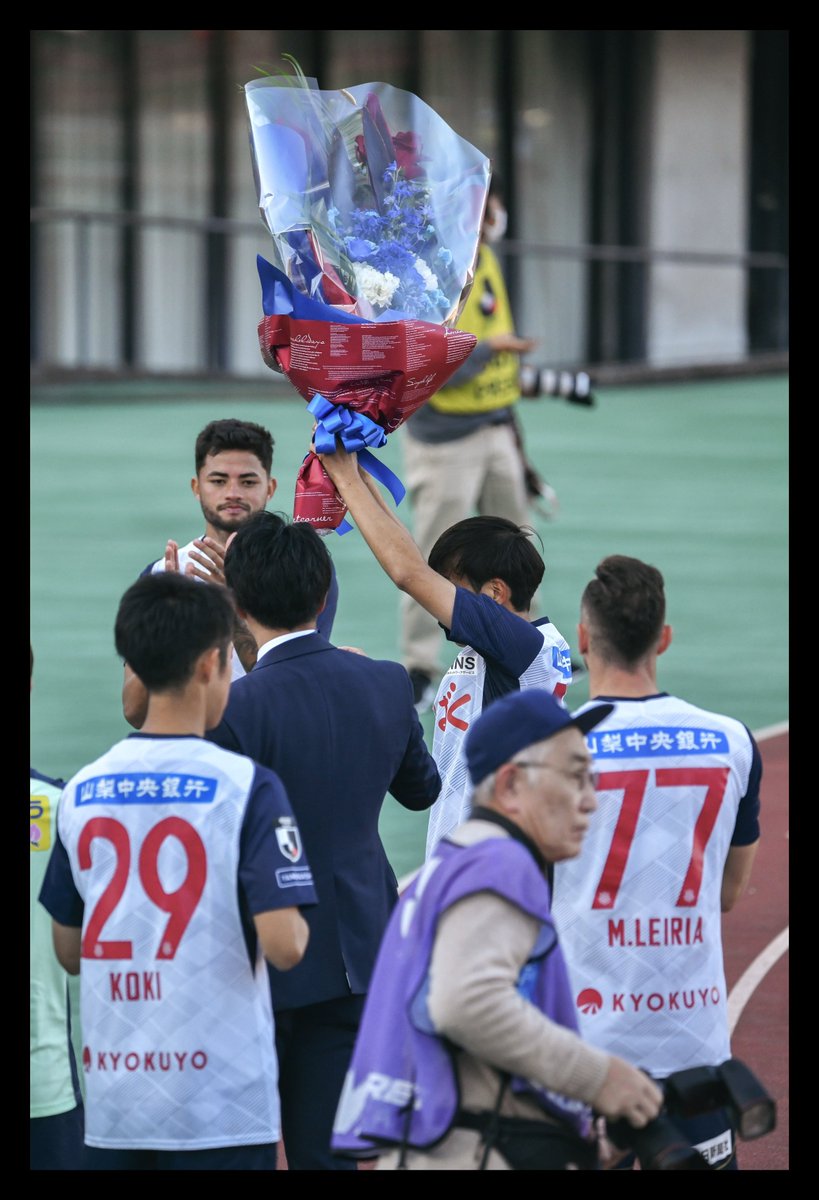 ゴール裏からの花束。かっしー本当に現役生活お疲れさまでした。 #vfk
