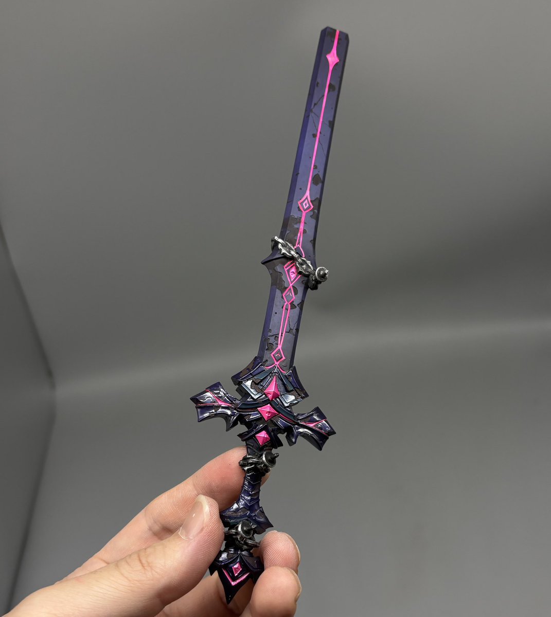 グリパンさんのジャンヌオルタの剣はヒビ表現も造形で入れてあるので