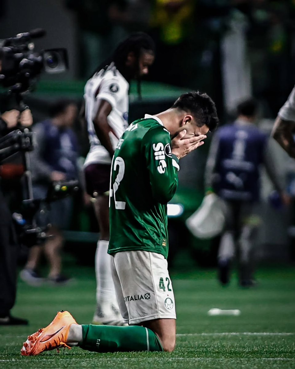 PalmeirenseNews's tweet photo. Hoje mais do que nunca o seu grito não será suficiente, será preciso gritar mais alto, será preciso exalar a alma e todos sermos Palmeiras.

Hoje será preciso ser Palestra na essência, ser Abel Ferreira, ser Facundo Torres, ser Weverton, ser Flaco Lopez, ser Vitor Roque...

Hoje eles serão nós e nós seremos o Palmeiras.

Juntos novamente, vamos todos pela Glória Eterna

#Palmeiras