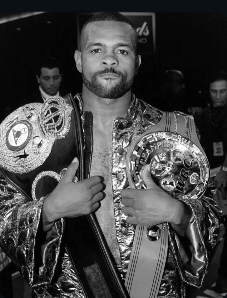 AdrianReyn79551's tweet image. 🚨 Roy Jones Jr. is a boxing legend, widely regarded as the top pound-for-pound fighter of the 1990s. He made history by winning world titles in four weight classes, including becoming the first middleweight champion in over a century to win a heavyweight title. 🥊 #BoxingLegend…