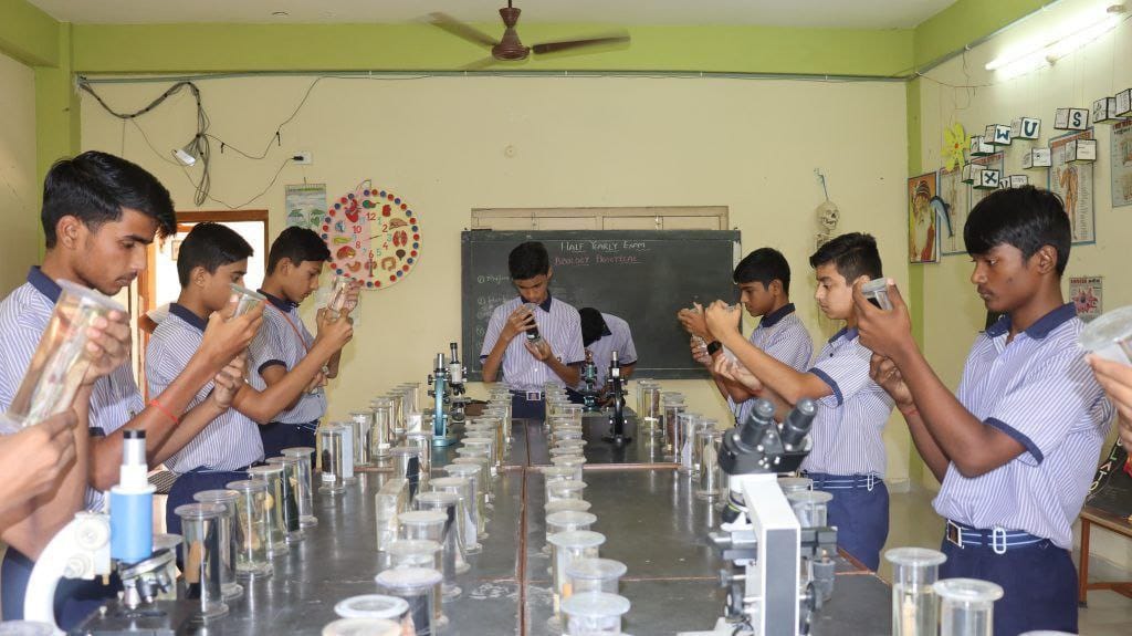 KrishankumarHo's tweet image. #GurukulShiksha
Holistic Learning
Sanatan Sanskriti
Sant Shri Asharamji Bapu गुरुकुलों में छात्रों के सोचने और दुनिया को देखने के तरीके को बदलने की शक्ति आ जाती है जिससे  वे दूसरों के लिए भला कर सके।