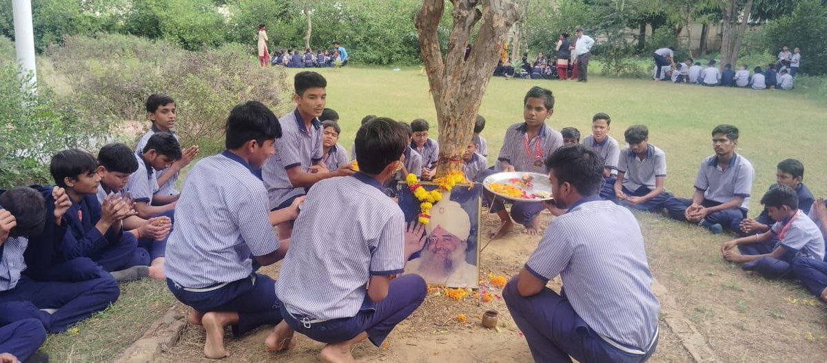 KrishankumarHo's tweet image. #GurukulShiksha
Holistic Learning
Sanatan Sanskriti
Sant Shri Asharamji Bapu गुरुकुलों में पढने वाले सामान्य विधार्थी भी कुछ ही समय मे प्रतिभावान बनकर माता-पिता व देश का नाम रौशन करने वाले बन जाते है❗