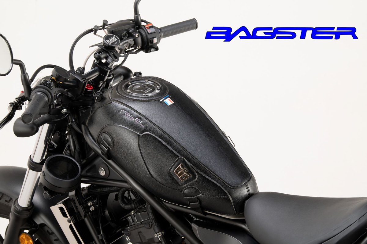 plot_touring's tweet image. バグスター レブル250用タンクカバー！
純正タンクにつけるだけで、マットで締まった印象に。
大切なタンクを汚れや傷から守ります🛡️🛡️
EASYシステム搭載で専用タンクバッグも取り付け楽々
ヨーロッパのバイク文化が生んだタンクカバー！！

品番：1814U　価格：¥33,000

#バグスター #レブル #HONDA…
