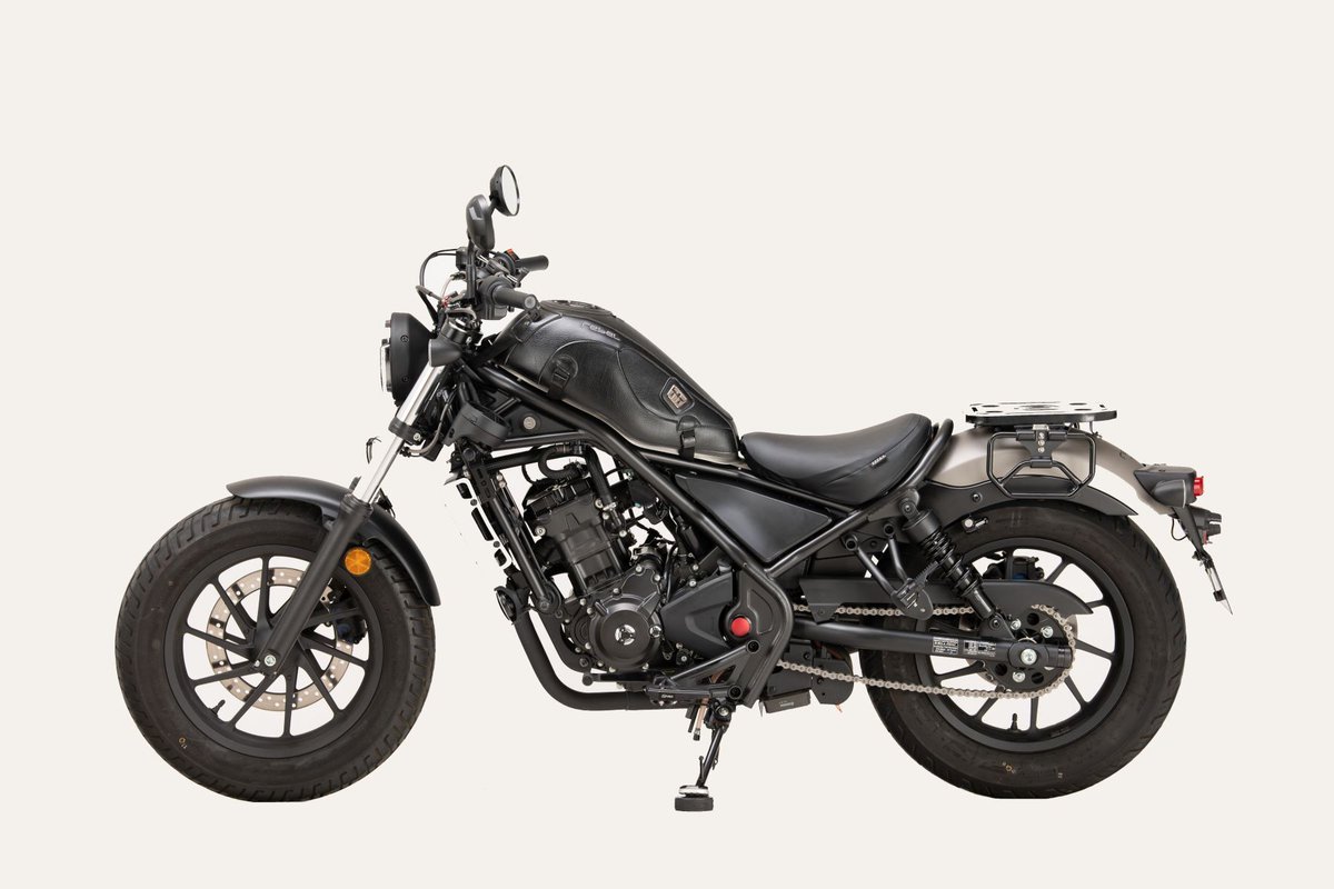 plot_touring's tweet image. バグスター レブル250用タンクカバー！
純正タンクにつけるだけで、マットで締まった印象に。
大切なタンクを汚れや傷から守ります🛡️🛡️
EASYシステム搭載で専用タンクバッグも取り付け楽々
ヨーロッパのバイク文化が生んだタンクカバー！！

品番：1814U　価格：¥33,000

#バグスター #レブル #HONDA…