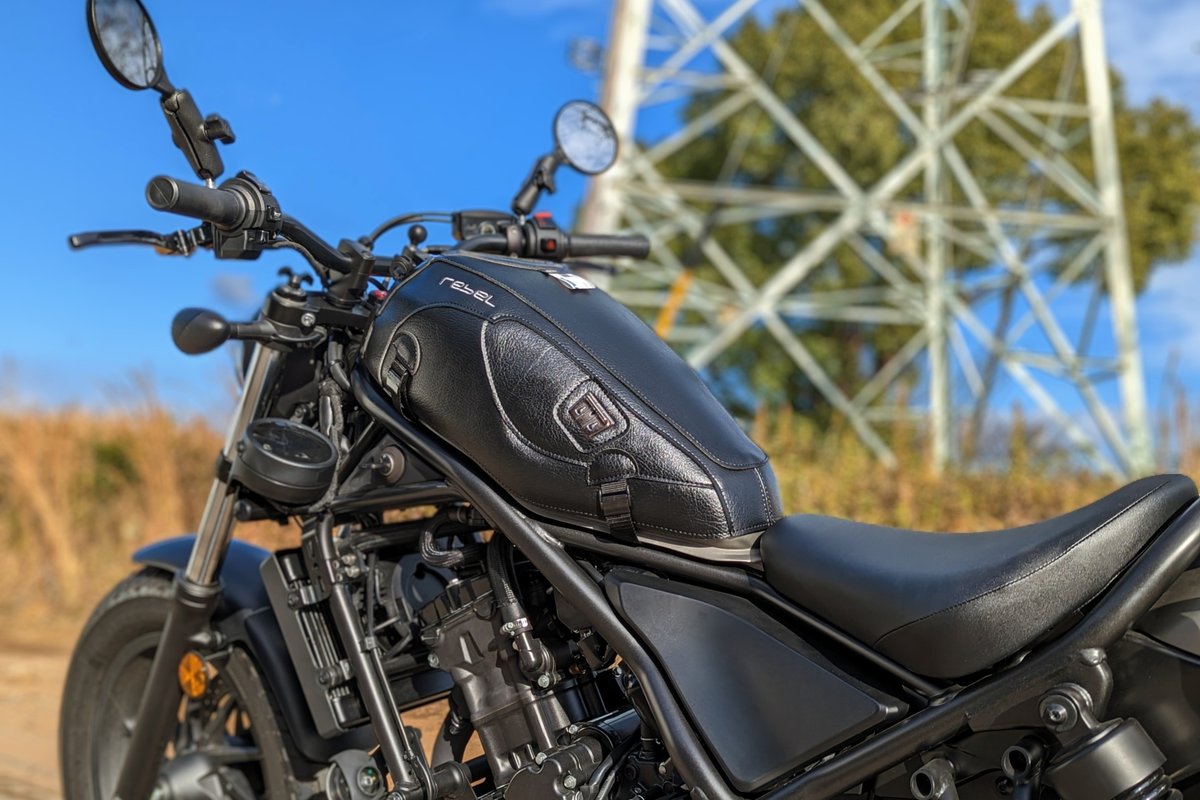 plot_touring's tweet image. バグスター レブル250用タンクカバー！
純正タンクにつけるだけで、マットで締まった印象に。
大切なタンクを汚れや傷から守ります🛡️🛡️
EASYシステム搭載で専用タンクバッグも取り付け楽々
ヨーロッパのバイク文化が生んだタンクカバー！！

品番：1814U　価格：¥33,000

#バグスター #レブル #HONDA…