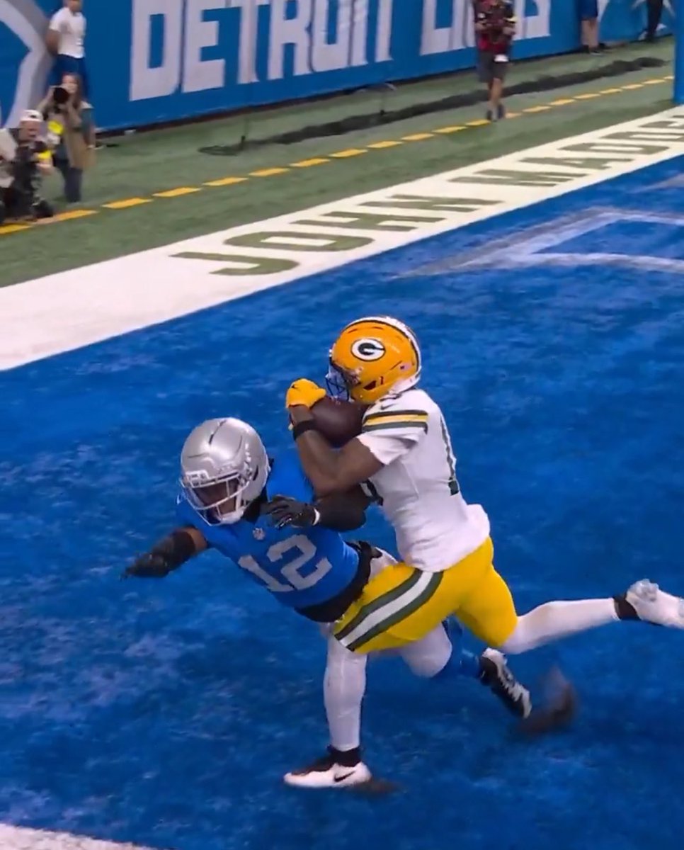 AresTheDude's tweet photo. @LAOJoe @NFL @TCL_USA @NFLPlus Wrong. Left hand (right as you’re looking at it in case you’re extra stupid) has control of the ball the entire time from moment of contact with the ball. Watch it slow motion if you need the extra help. https://t.co/ThtE9WamDY
