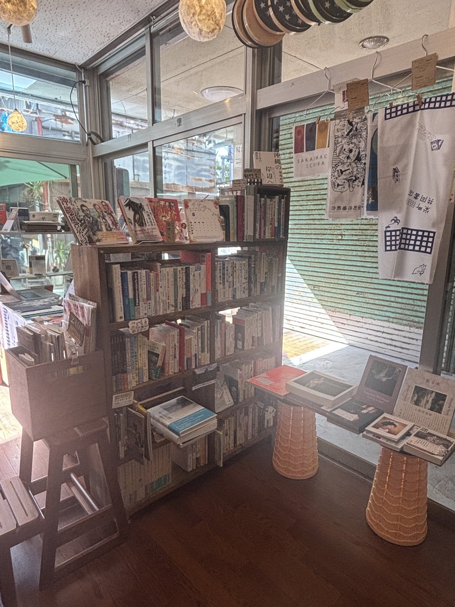 11/29(土)オープンしています。

本日は栄町市場まつりの日！
栄町共同書店もお祭りにあわせて21時まで営業してますよ〜お店の目の前のステージで17:30からライブが始まります。ぜひ遊びに来てくださいね📚🌟