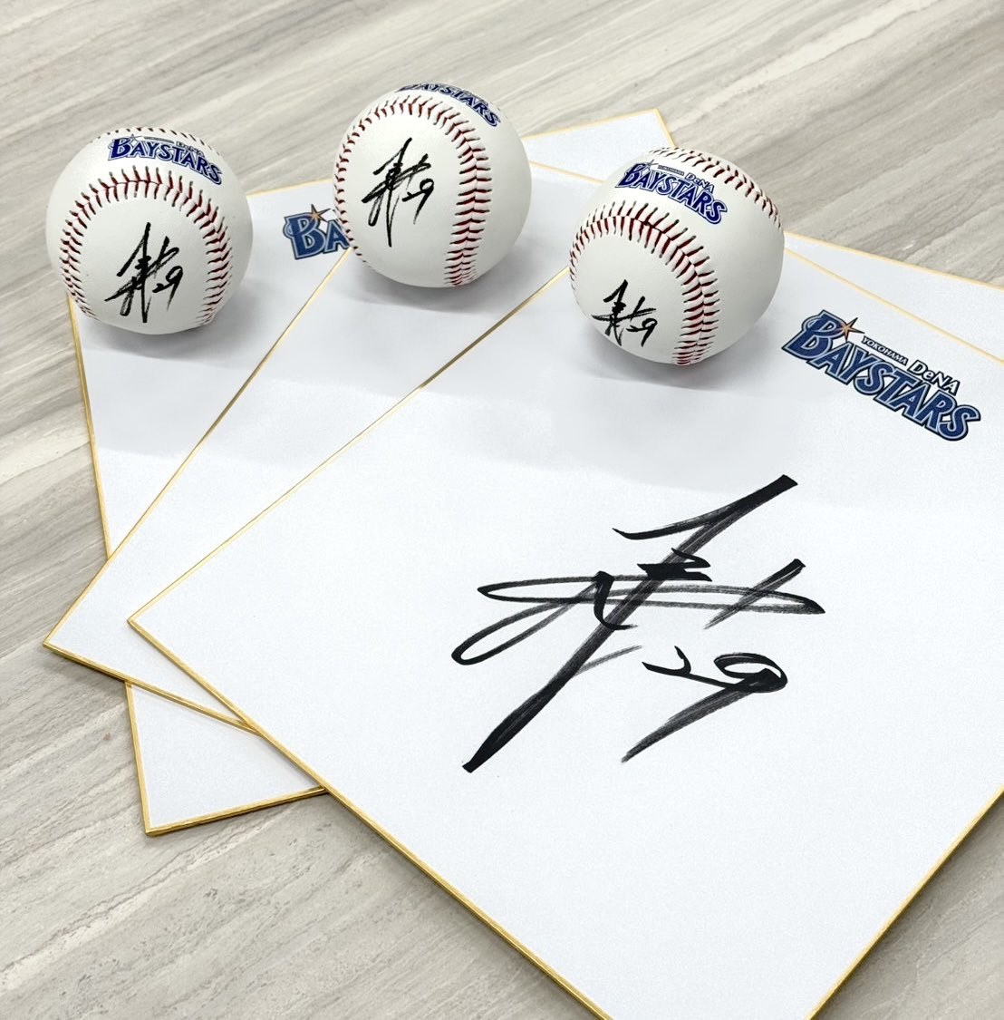 shounanryoyu's tweet photo. 【ENERGY LINK PROJECT vol.4⚡️】

伊藤光選手から皆様へ🎁

2025年シーズン、
長年培ってきた経験と、チームを支え続ける姿勢。���のひとつひとつのプレーには、静かで強い“挑戦のエネルギー”が宿っていました。

そして来季、伊藤光選手は新たな舞台・東北楽天ゴールデンイーグルスへ。

これまで積み重ねてきた挑戦と、
これから始まる挑戦。

そのエネルギーを、��ォロワーの皆様へお届けします✨

／
抽選で
🎯サイン⚾️③名様
🎯サイン✍️③名様
＼

【応募方法】
1️⃣ @shonan_ryuyu をフォロー
2️⃣ 本投稿をRP🔁
⚠️ 締切：12月1日（月）
📩 当選発表はDMにて

#伊藤光
#baystars️