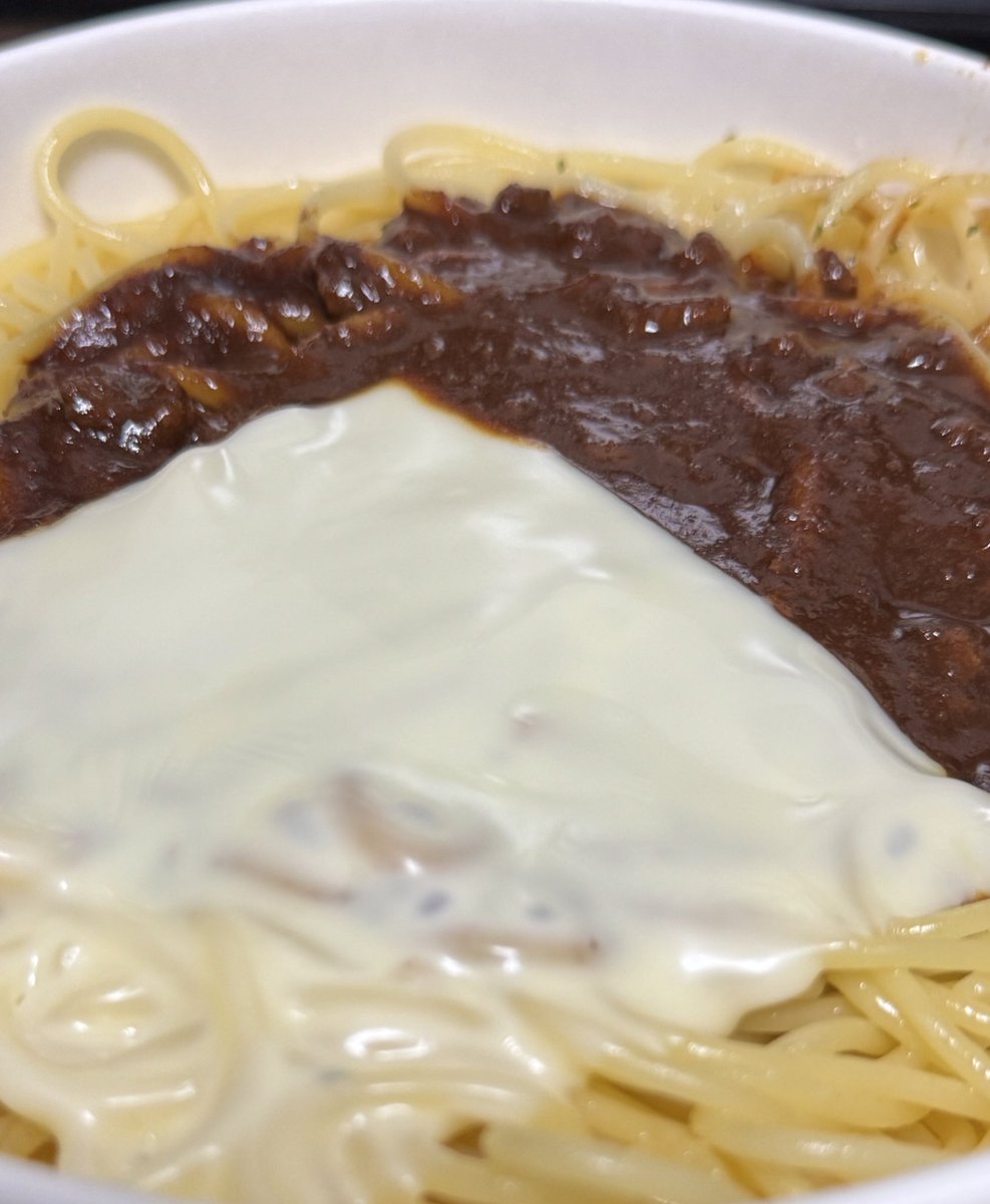 クソみたいな生活をしてるのでコンビニパスタにスライスチーズを入れることが今日の楽しみでした