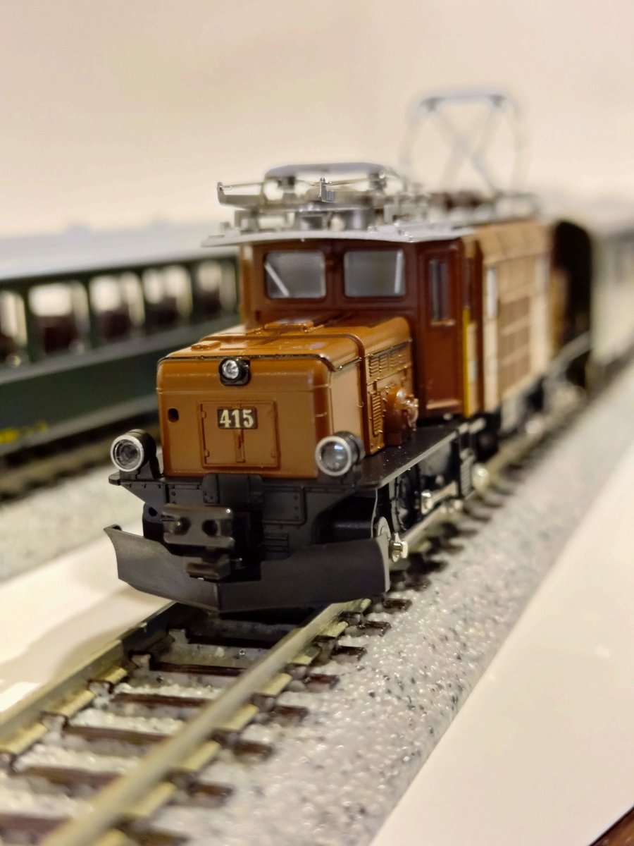 入荷ご案内】 アルプスの凸形機関車と緑の客車が入荷しました。 パーツ