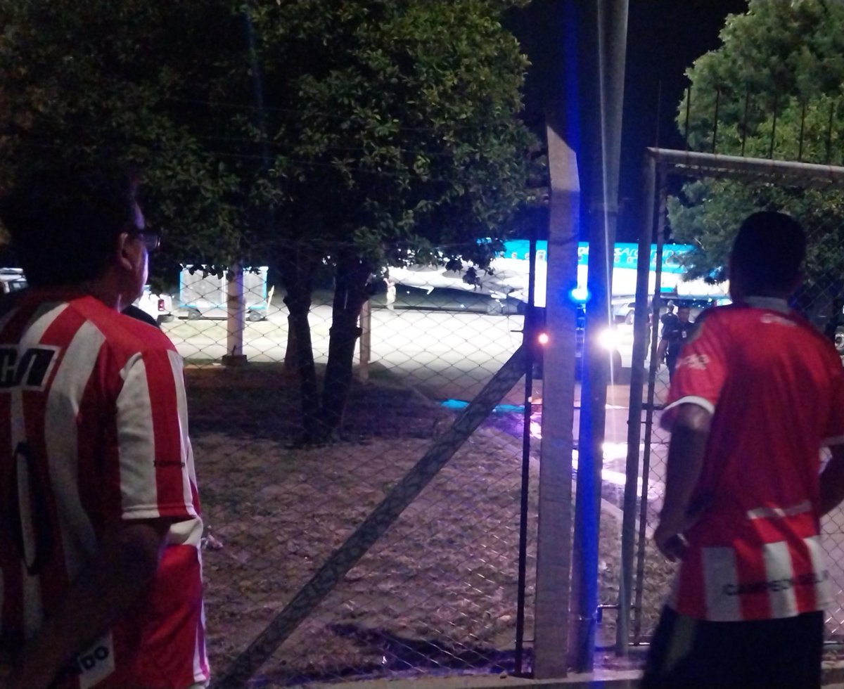 EliseoCastriIIo's tweet photo. #EDLP 🦁‼️ La policía de Santiago del Estero no solo le prohibió la entrada a los hinchas de Estudiantes a la hora de recibir al plantel, sino que les rompieron los carteles que decían “Solos contra todos”.
El partido se empezó a jugar hace rato vs. el club del vice de AFA. https://t.co/5PtruwvZLi