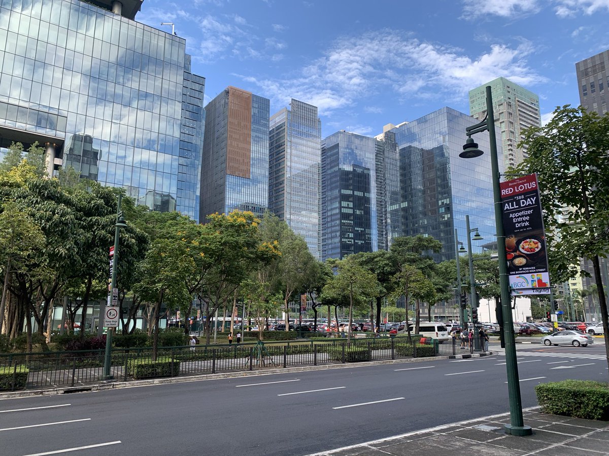 cocotree_life's tweet photo. 観光しよう!
Mamasyal tayo!
多くの外国人が住んでいるBGC🇵🇭
近代化されすぎてて、もはやフィリピンじゃないみたい😯
警備・整備がされてて最も安全なエリア👮
📍Bonifacio Global City
#フィリピン観光 #フィリピン移住 #海外移住 #南国ライフ #日比カップル #japinoy #マニラ #BGC https://t.co/yyIa9IWnpp