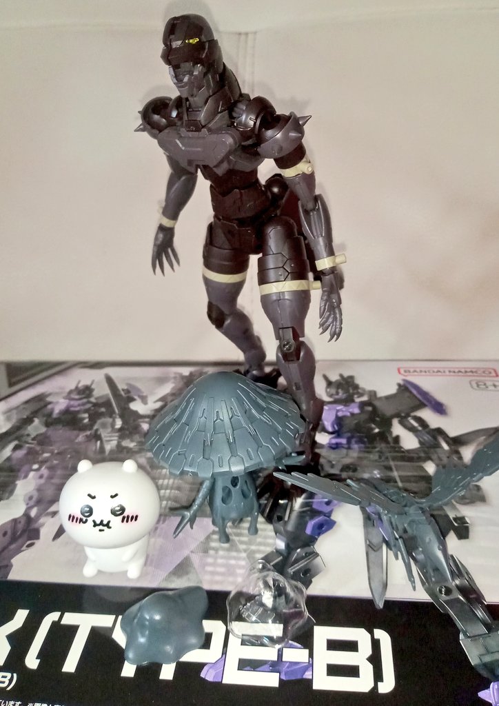 P*n様 黒い鎧のフィギュア 大きな翼付き 黒い鎧のフィギュア 大きな翼