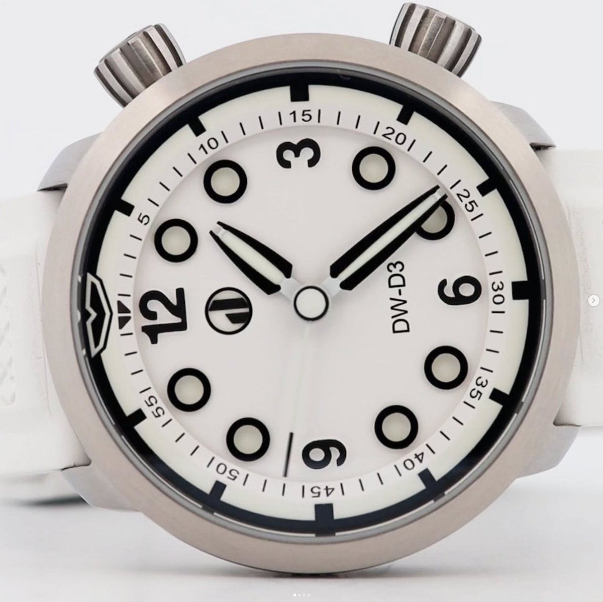 Walkaround Watches had great fun with this, the Duzu DW-D3 at Rouen, a lovely little city in Normandy in France 🇫🇷 instagram.com/p/DAy_-HwO4WA/… <a href="/duzuwatches/">duzuwatches</a> #watches