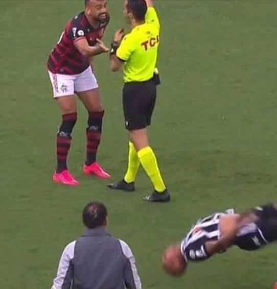 carlosbrandaof's tweet photo. @0bendeozledim The other player desperately tries to warn that Deyverson is being possessed by a spirit https://t.co/U5JB6ThUUk