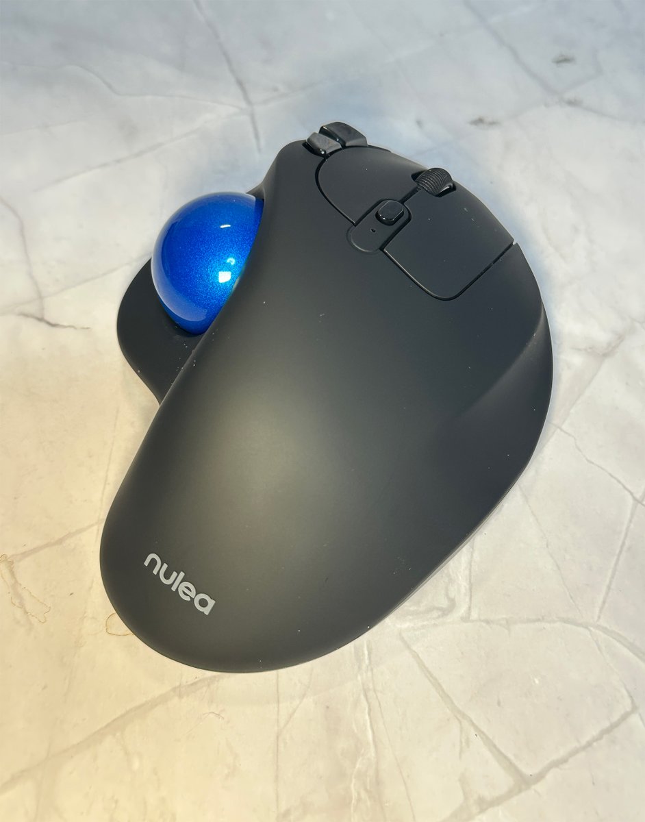 mactechlab's tweet photo. nuleaブランドのトラックボールマウス、まだまだ使い切れてないが、これだけの製品がAmazonブラックフライデー価格とは言え3,420円（税込）とは素晴らしい…。ひとつ要望があるとすればトラックボールの動きが今少し重い方がよい感じだが…。
https://t.co/k2QiyEgfo0
#nulea
#mactechlab https://t.co/NNkdTuSD8y