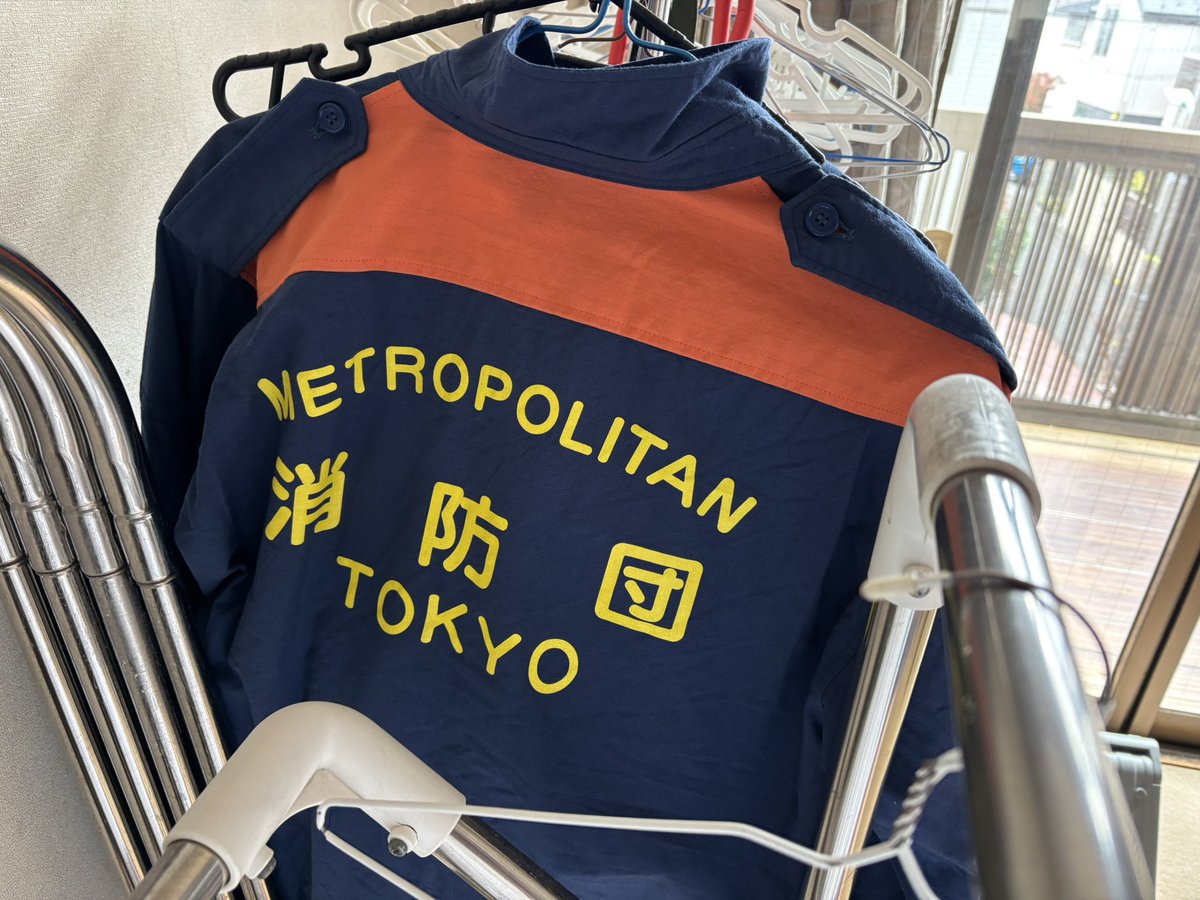Works39's tweet photo. 本日は消防庁の都下大震災(午前6時半、首都直下震度7想定)総合消防訓練にあたり、消防団でも午前中のみ合同して訓練しました。
放水、救出、破壊、図上演習、団本部とのやりとり。
終わりまして、家に着いた早々、宅急便やさんが!笑
消防団服のまま受け取りました!
届きましたよ、#NAGARA #NRT150 https://t.co/HLcDiPe5t1