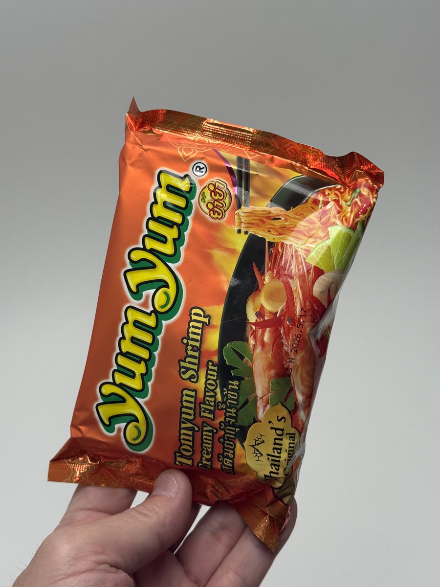 お勧めの夜食、ヤムヤム トムヤムシュリンプクリーム味を食べる謎スペース