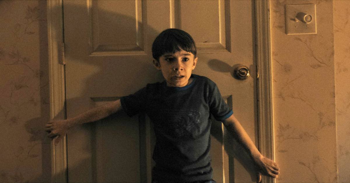 冒頭、コーラの缶／ミネラルウォーターと一緒にカメラが動く『WEAPONS／ウェポンズ』は飲料…実際に依存症に苦しみ、父を肝硬変で亡くした監督が描くアルコール中毒についての映画でもある。
「アルコールという“異物”は家に入り込み、親を別人に変えてしまう。子どもは訳も分からずケアする側に回る」