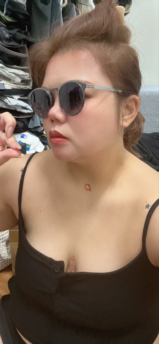 f_u_c_k_A11's tweet image. 我妹給我買了一支莫名沒有違和感的員外墨鏡，怎麼莫名其妙的適合。