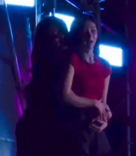 ayjkcwy's tweet image. back hugs are such a blueroomz thing