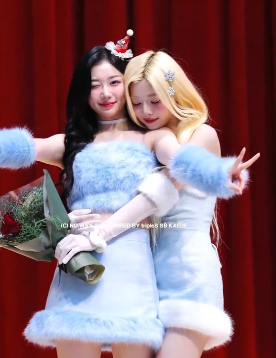 ayjkcwy's tweet image. back hugs are such a blueroomz thing