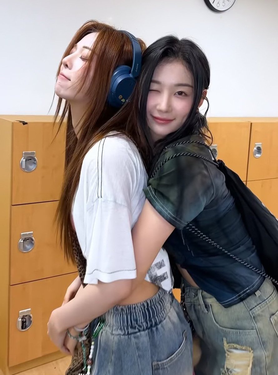 ayjkcwy's tweet image. back hugs are such a blueroomz thing