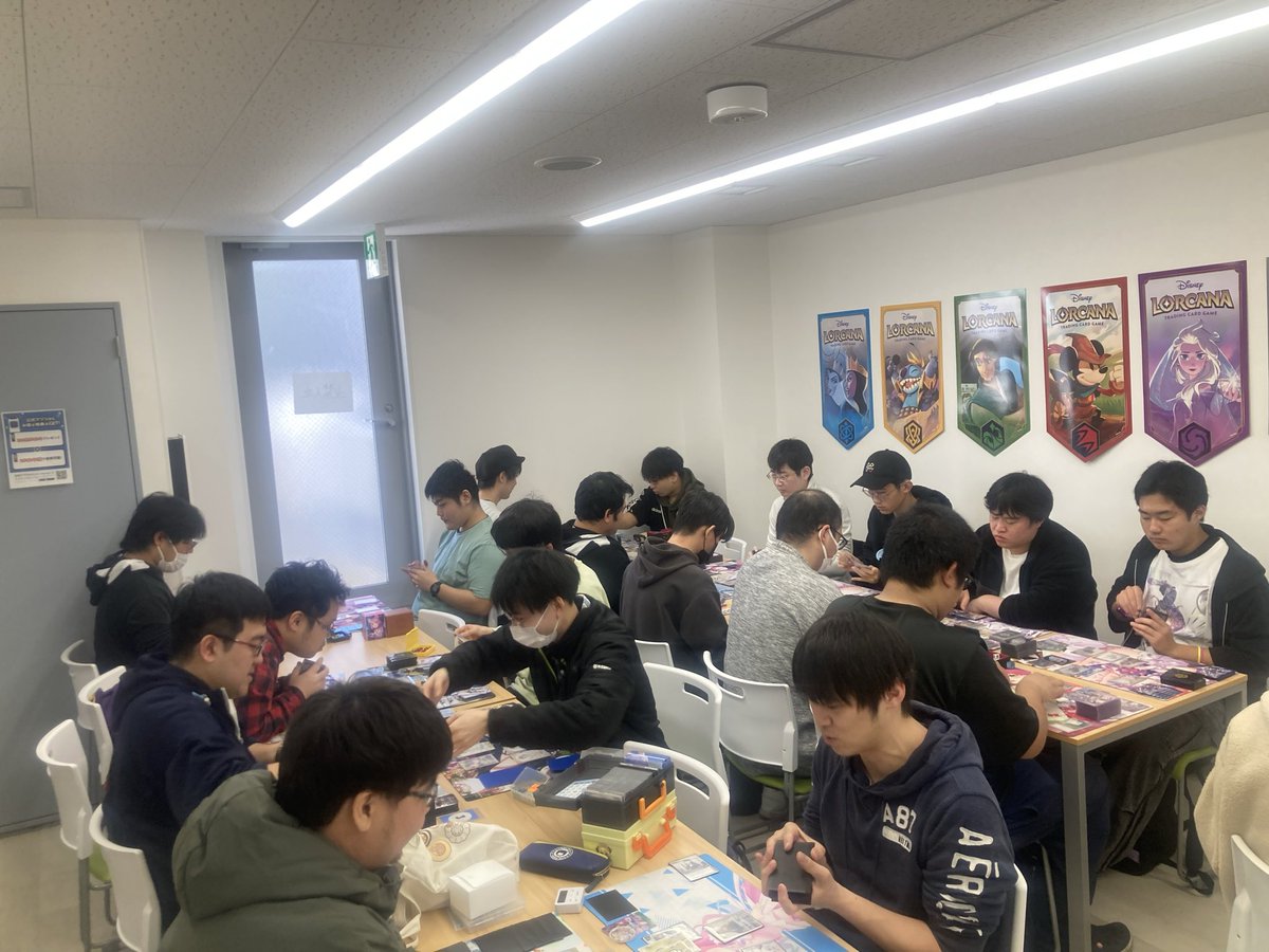horo__ocg's tweet photo. 第10回えーかっぷ
今回18名での開催となりました！
皆さんご参加ありがとうございます！
デッキ変更可能な大会ということで色んなデッキが見れて楽しいです！
気になるデッキがあればまた紹介したいと思います！

#ホロカ
#えーかっぷ https://t.co/gwlRK1wP5i