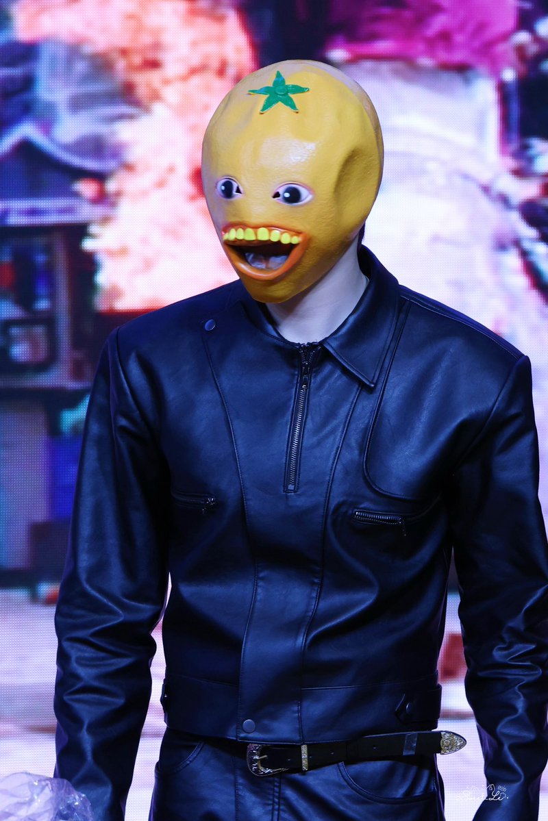 swagpeach_'s tweet image. มองข้ามหน้ากากตลกๆไป เฉินเล่อหุ่นดี ไหล่กว้าง ตัวดูหนา หุ่นดูเป็นทรงสามเหลี่ยมกลับหัวมาก เจ้าพี่ได้โปรดถอดรูปส้มออกเถอะเจ้าค่ะ