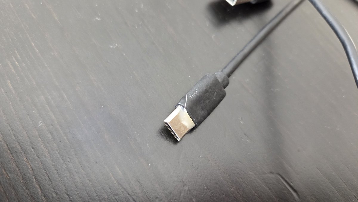 あっぶね、USBケーブル溶けてた。
最近は無いけど、以前しゃぶられてた影響か。