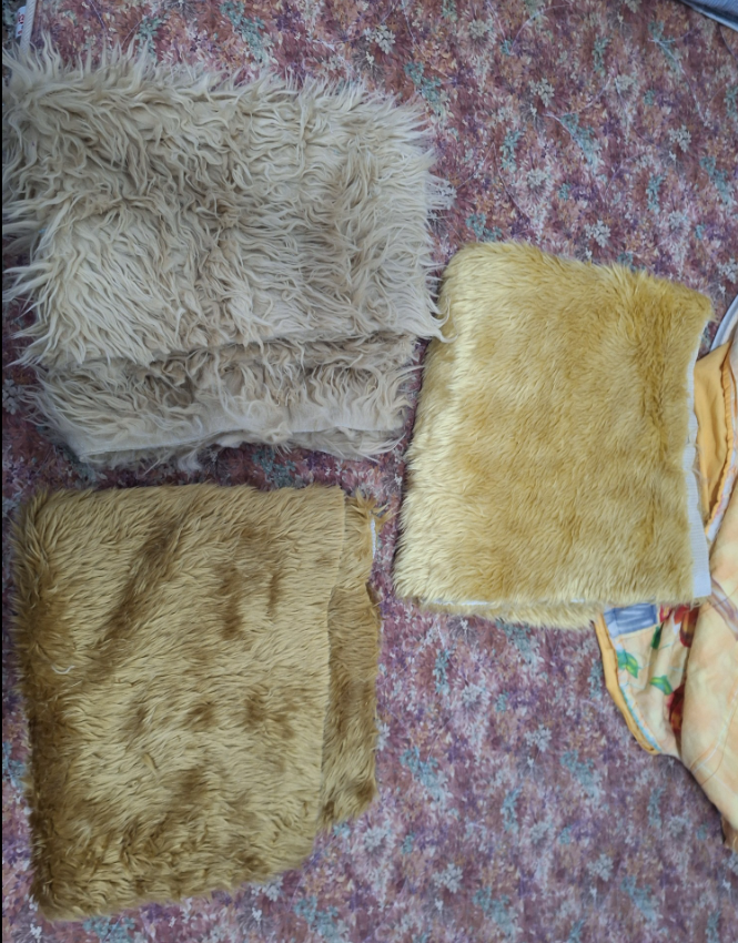 真的想做一顆毛頭
第一次跑去布店買毛布
做毛材料購買中

把這些毛布放床上拍照後
我的床都是毛...