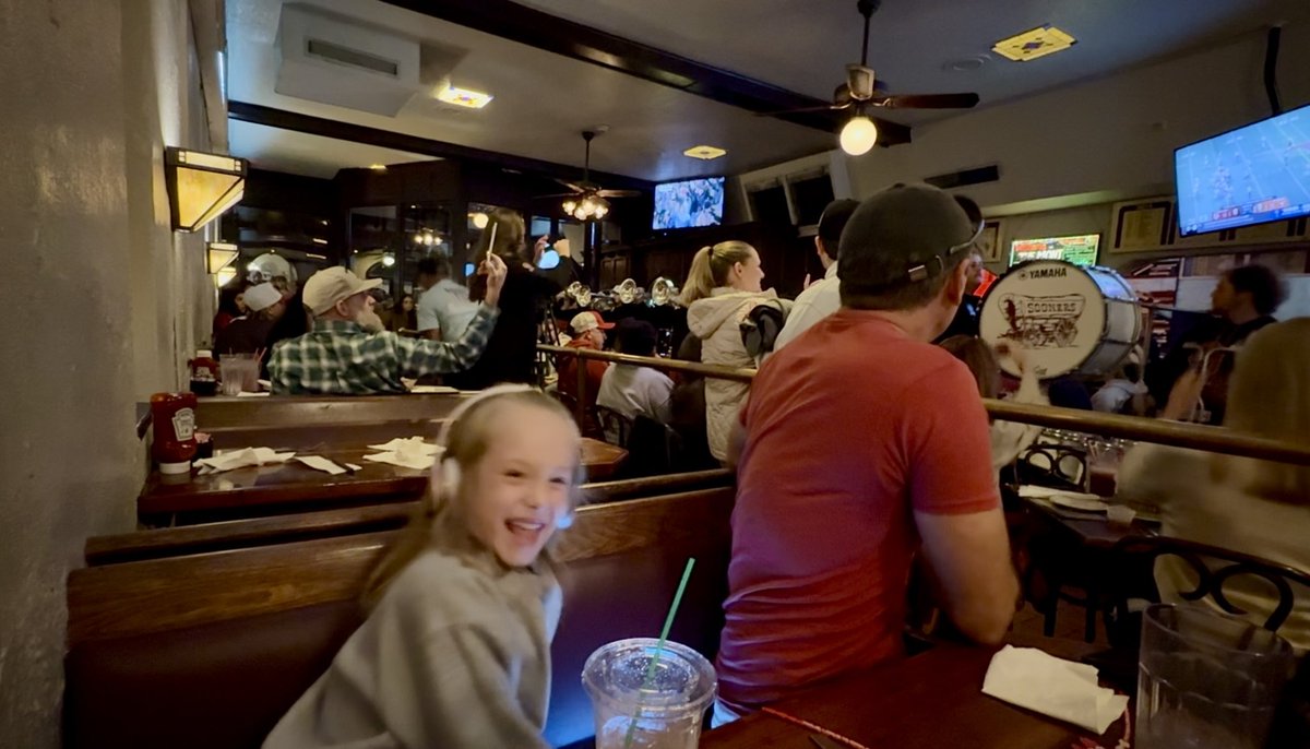 davemoneal's tweet image. Took my daughter to have dinner at the Mont with my brother, and even got to see the Pride of Oklahoma perform! #BoomerSooner 🅾️🙌🎺
