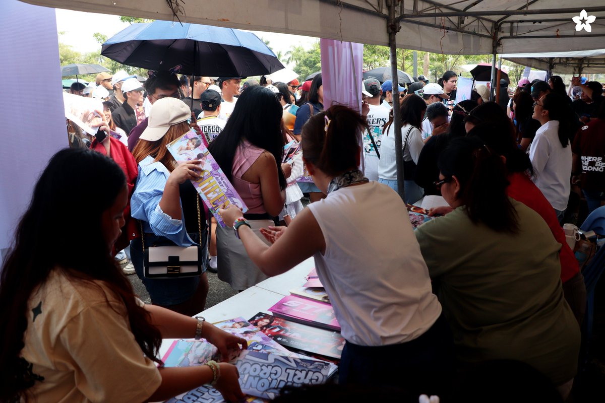 BINI_ph's tweet photo. Eyyyy! Kicking off early with the #BINIFIED FAN ZONE!💖✨

See you here at the PH Arena Helipad for freebies, giveaways, and all-out energy!🙌🏻😉

#BINI #BINIfiedPHArena #ABSCBNEvents #ABSCBNMusic https://t.co/rOCKeTVQnL