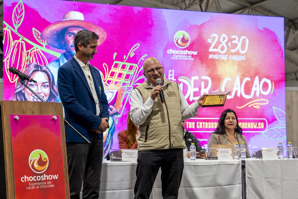 Cerramos nuestro primer día con la inauguración de Chocoshow 2025, el escenario donde celebramos el poder del cacao, un fruto que inspira, transforma y conecta a todo un país. 

¡Visítanos este fin de semana y vive un recorrido por la magia del cacao colombiano: su origen, su